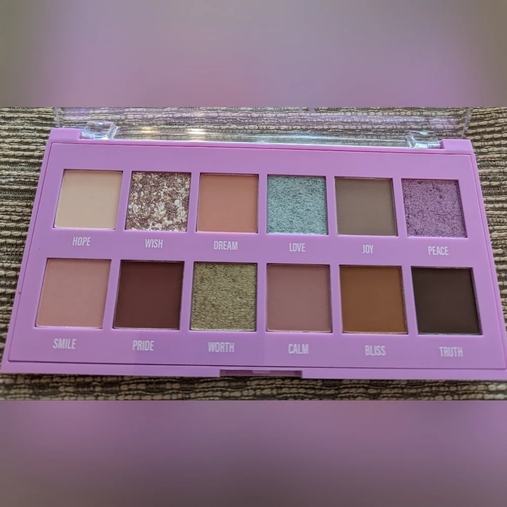 NIB Formula Z Pretty Magic Eyeshadow Palette